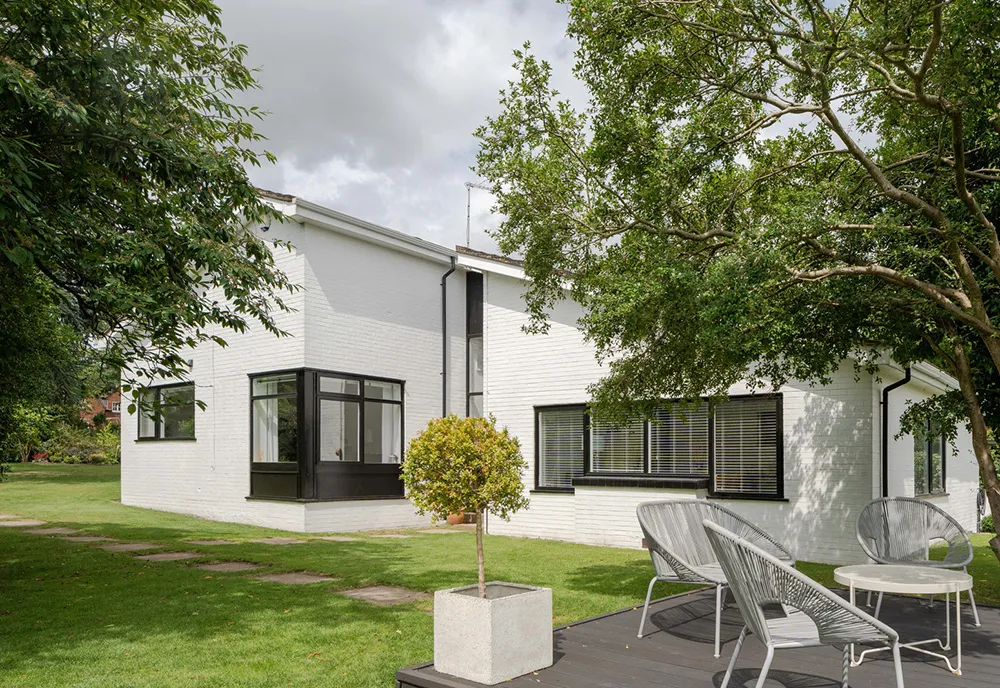 Elemente des Industriestils im Design eines hellen modernen Hauses in England - Gallery image 2