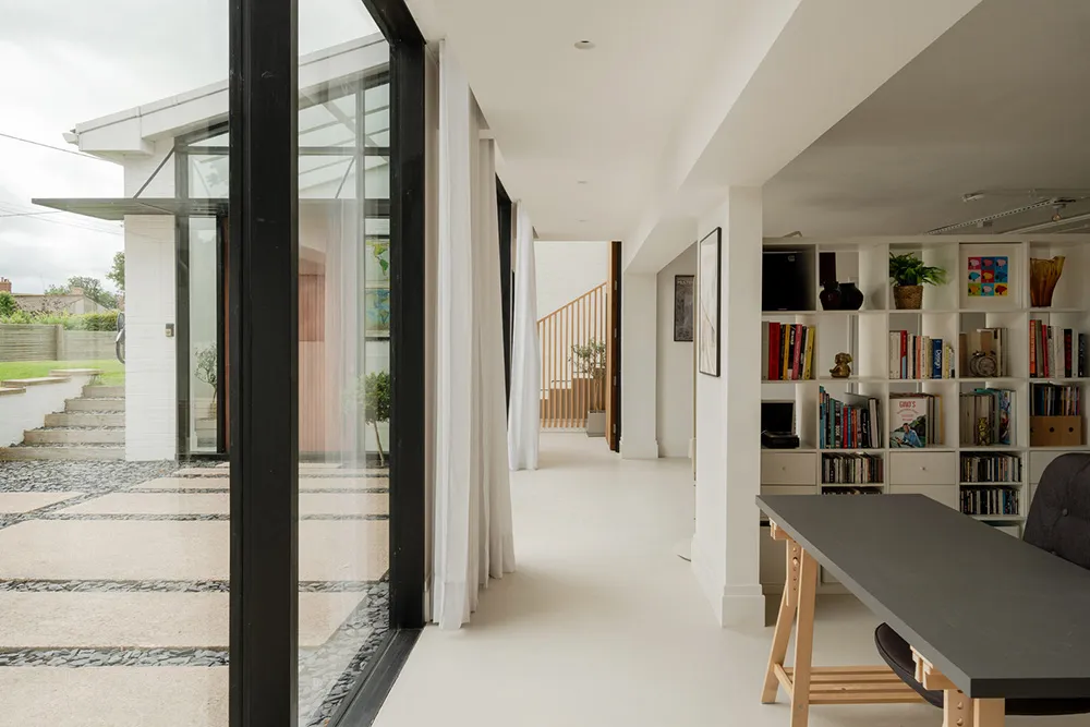 Elemente des Industriestils im Design eines hellen modernen Hauses in England - Gallery image 13