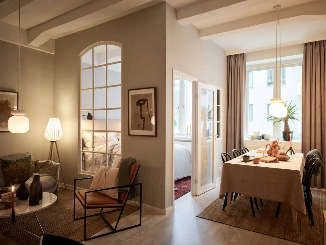 Intérieur scandinave cosy dans une lumière de soirée agréable - Gallery image 11