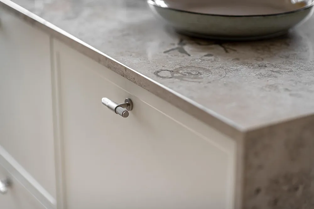 Blauer Decken in Wohnzimmer und stilvolle Details: Ruhiges Interieur in Goteborg (71 qm) - Gallery image 12