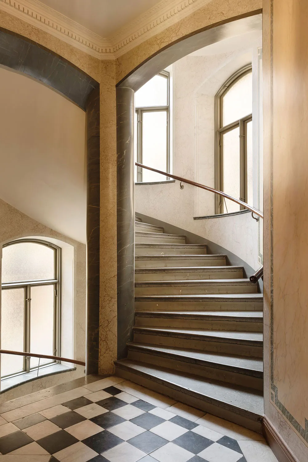 ऊंची छतें, मोल्डिंग्स एवं पुराने ढंग की फर्नीचर: स्टॉकहोम में एक शानदार अपार्टमेंट - Gallery image 31