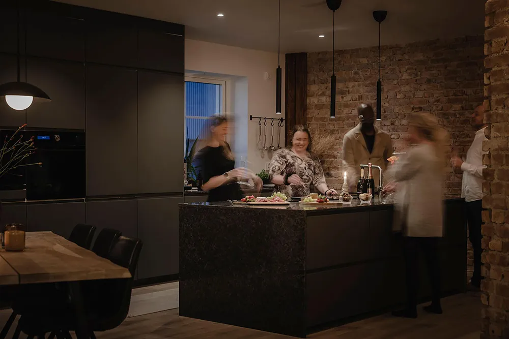 Paredes de ladrillo y cocina para fiestas: una vivienda inusual en Suecia - Gallery image 5