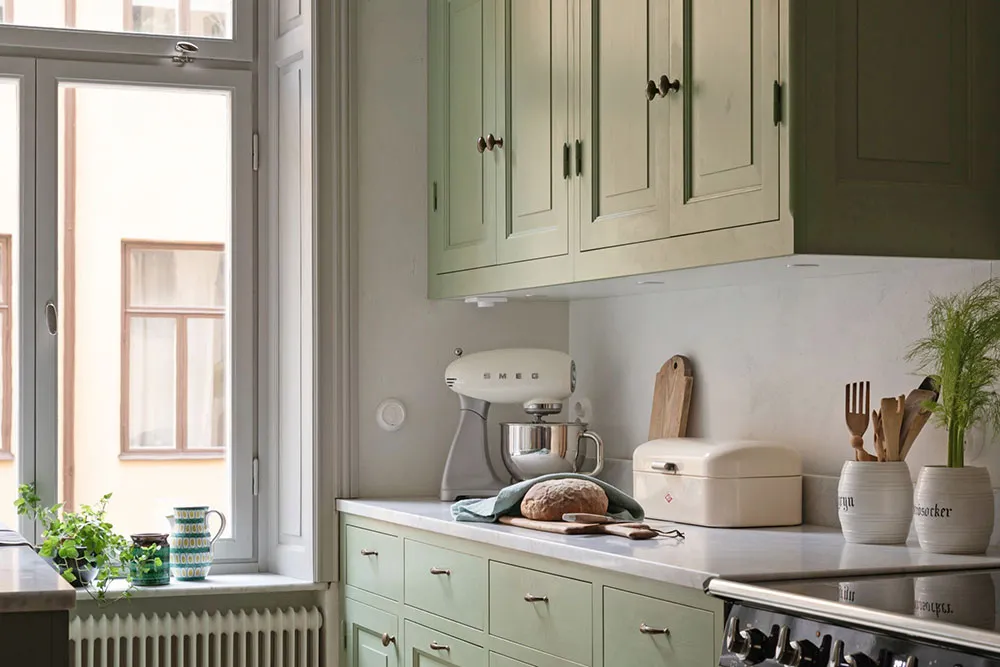 ऊंची छतें, मोल्डिंग्स एवं पुराने ढंग की फर्नीचर: स्टॉकहोम में एक शानदार अपार्टमेंट - Gallery image 16