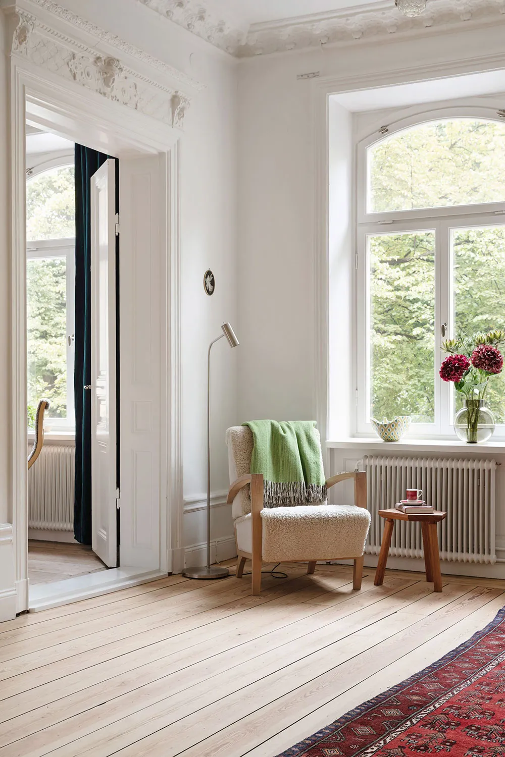 ऊंची छतें, मोल्डिंग्स एवं पुराने ढंग की फर्नीचर: स्टॉकहोम में एक शानदार अपार्टमेंट - Gallery image 8