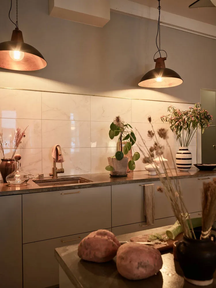 Intérieur scandinave cosy dans une lumière de soirée agréable - Gallery image 8