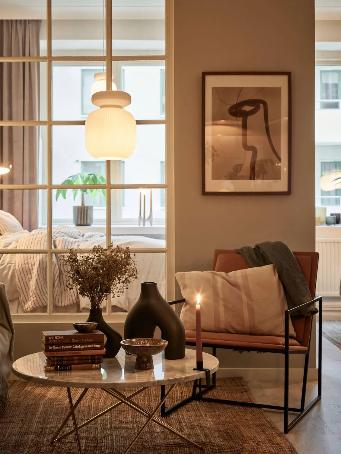 Intérieur scandinave cosy dans une lumière de soirée agréable - Gallery image 1