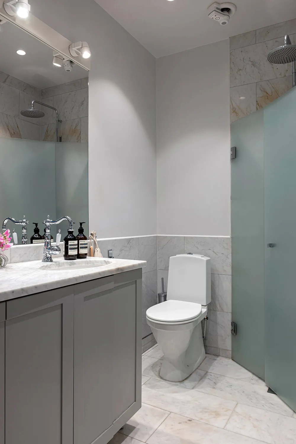 Синяя гостиная и нотки английского стиля: квартира в Стокгольме (83 кв. м) - Gallery image 32