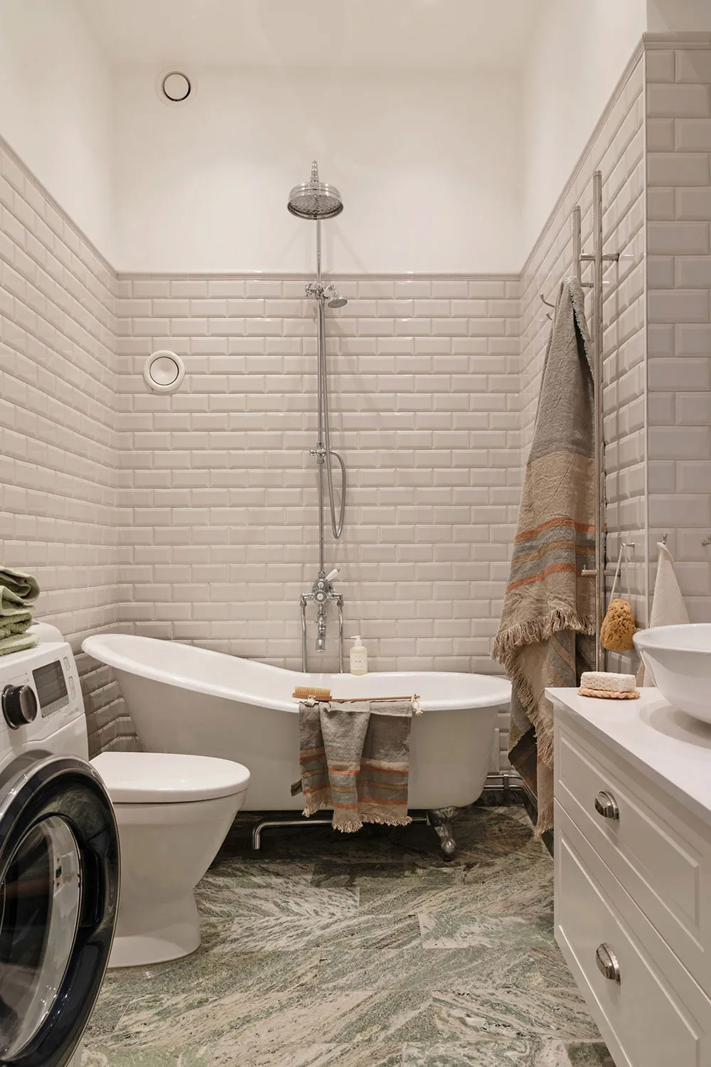 ऊंची छतें, मोल्डिंग्स एवं पुराने ढंग की फर्नीचर: स्टॉकहोम में एक शानदार अपार्टमेंट - Gallery image 26