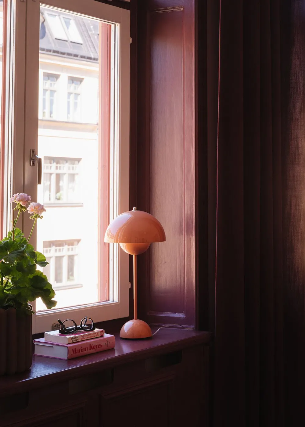 Ефектні стінні панелі та сучасне мистецтво в дизайні квартири в Стокгольмі - Gallery image 16