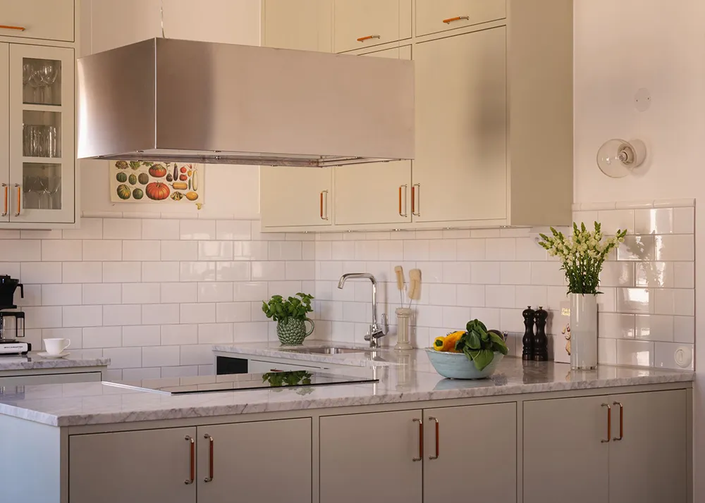 Ефектні стінні панелі та сучасне мистецтво в дизайні квартири в Стокгольмі - Gallery image 10