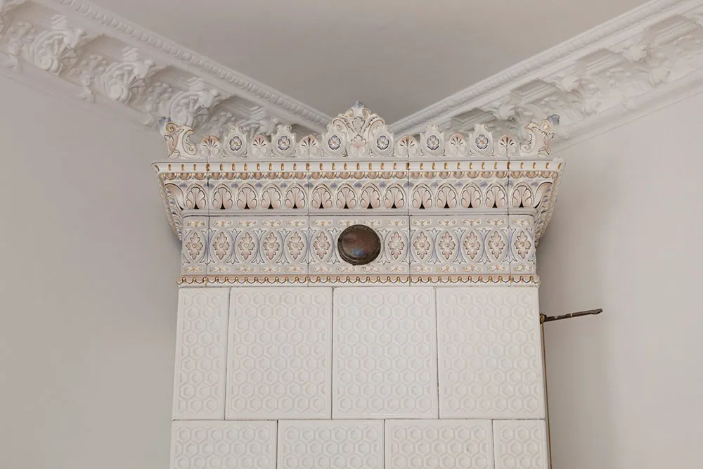 ऊंची छतें, मोल्डिंग्स एवं पुराने ढंग की फर्नीचर: स्टॉकहोम में एक शानदार अपार्टमेंट - Gallery image 30