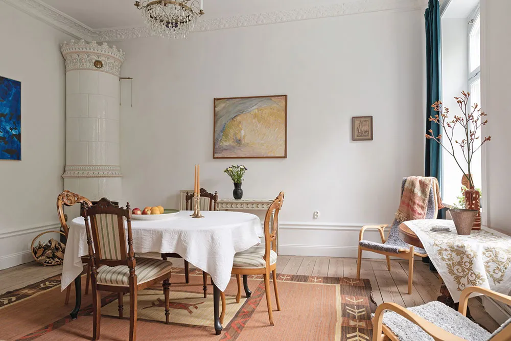 ऊंची छतें, मोल्डिंग्स एवं पुराने ढंग की फर्नीचर: स्टॉकहोम में एक शानदार अपार्टमेंट - Gallery image 10