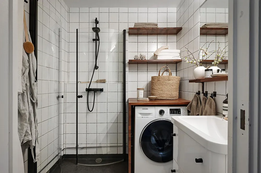 Blauer Decken in Wohnzimmer und stilvolle Details: Ruhiges Interieur in Goteborg (71 qm) - Gallery image 26