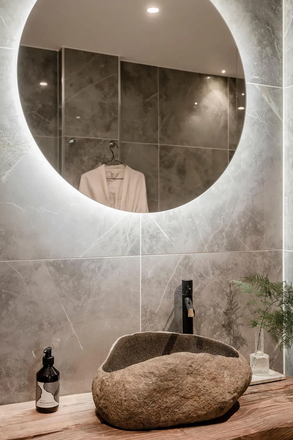 Paredes de ladrillo y cocina para fiestas: una vivienda inusual en Suecia - Gallery image 24