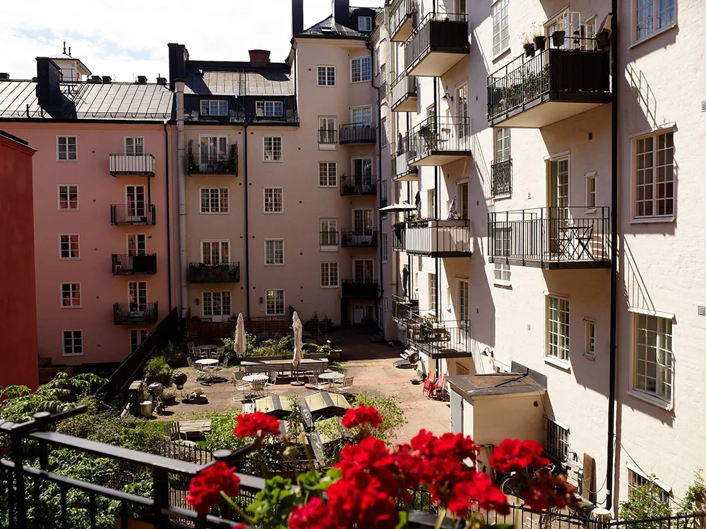 Темна меблі та червоні акценти в дизайні квартири в Стокгольмі (76 кв. м) - Gallery image 4