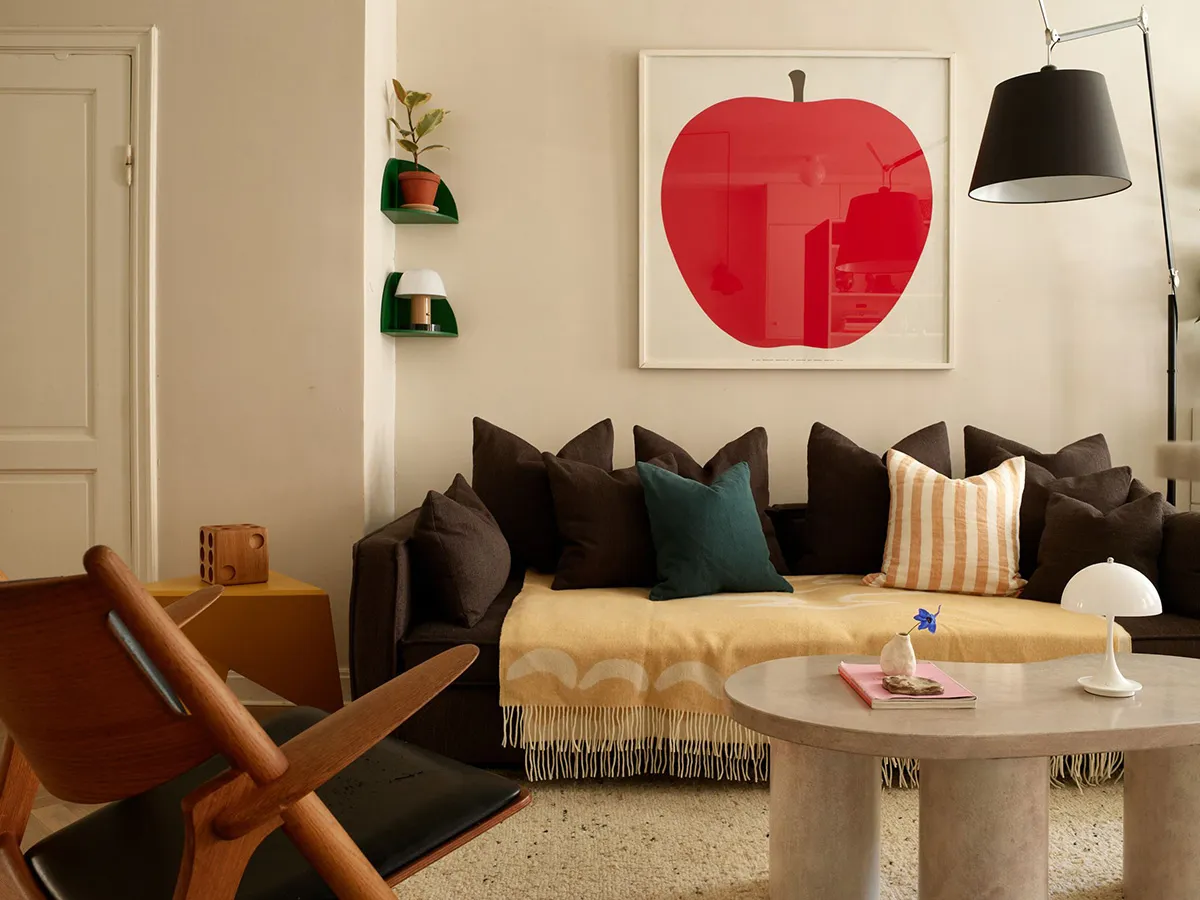 Темна меблі та червоні акценти в дизайні квартири в Стокгольмі (76 кв. м) - Gallery image 1