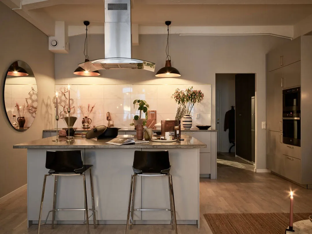 Intérieur scandinave cosy dans une lumière de soirée agréable - Gallery image 9