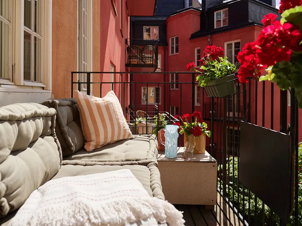 Темна меблі та червоні акценти в дизайні квартири в Стокгольмі (76 кв. м) - Gallery image 5