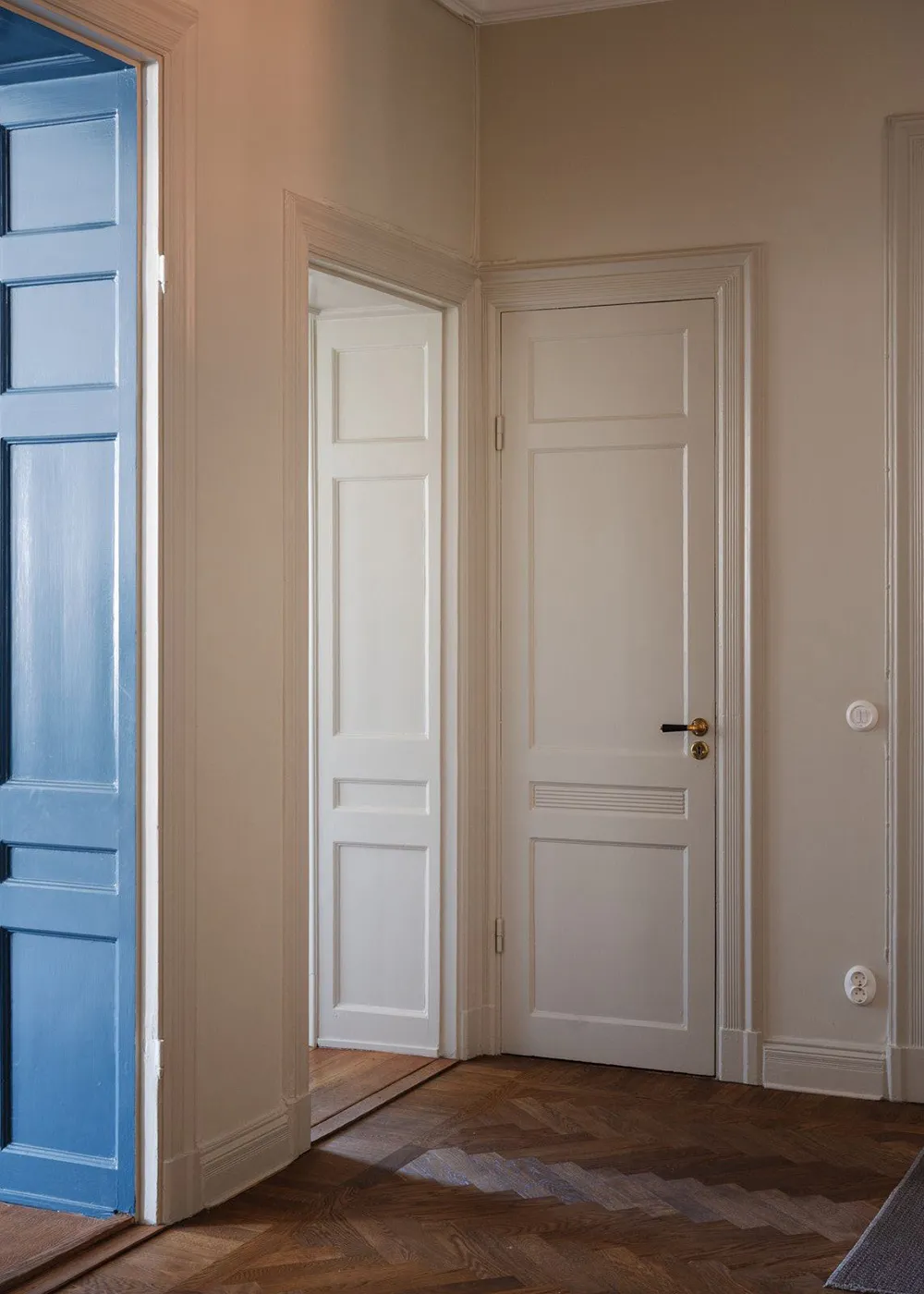 Ефектні стінні панелі та сучасне мистецтво в дизайні квартири в Стокгольмі - Gallery image 24