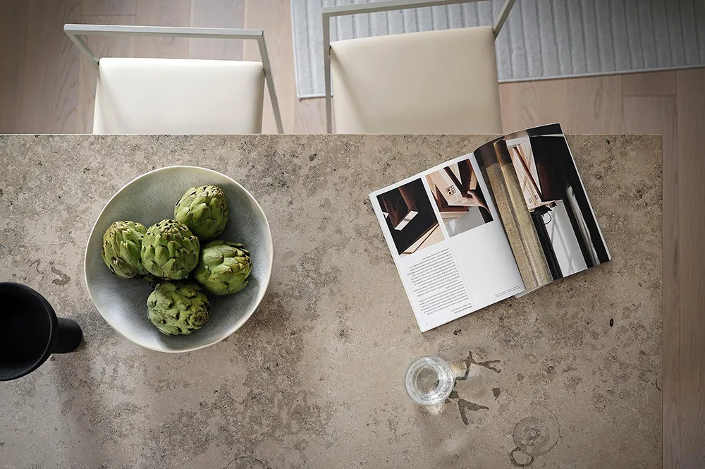 Blauer Decken in Wohnzimmer und stilvolle Details: Ruhiges Interieur in Goteborg (71 qm) - Gallery image 4