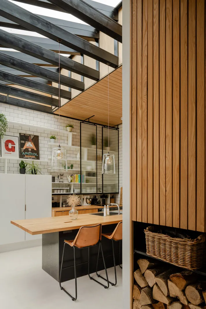 Elemente des Industriestils im Design eines hellen modernen Hauses in England - Gallery image 10