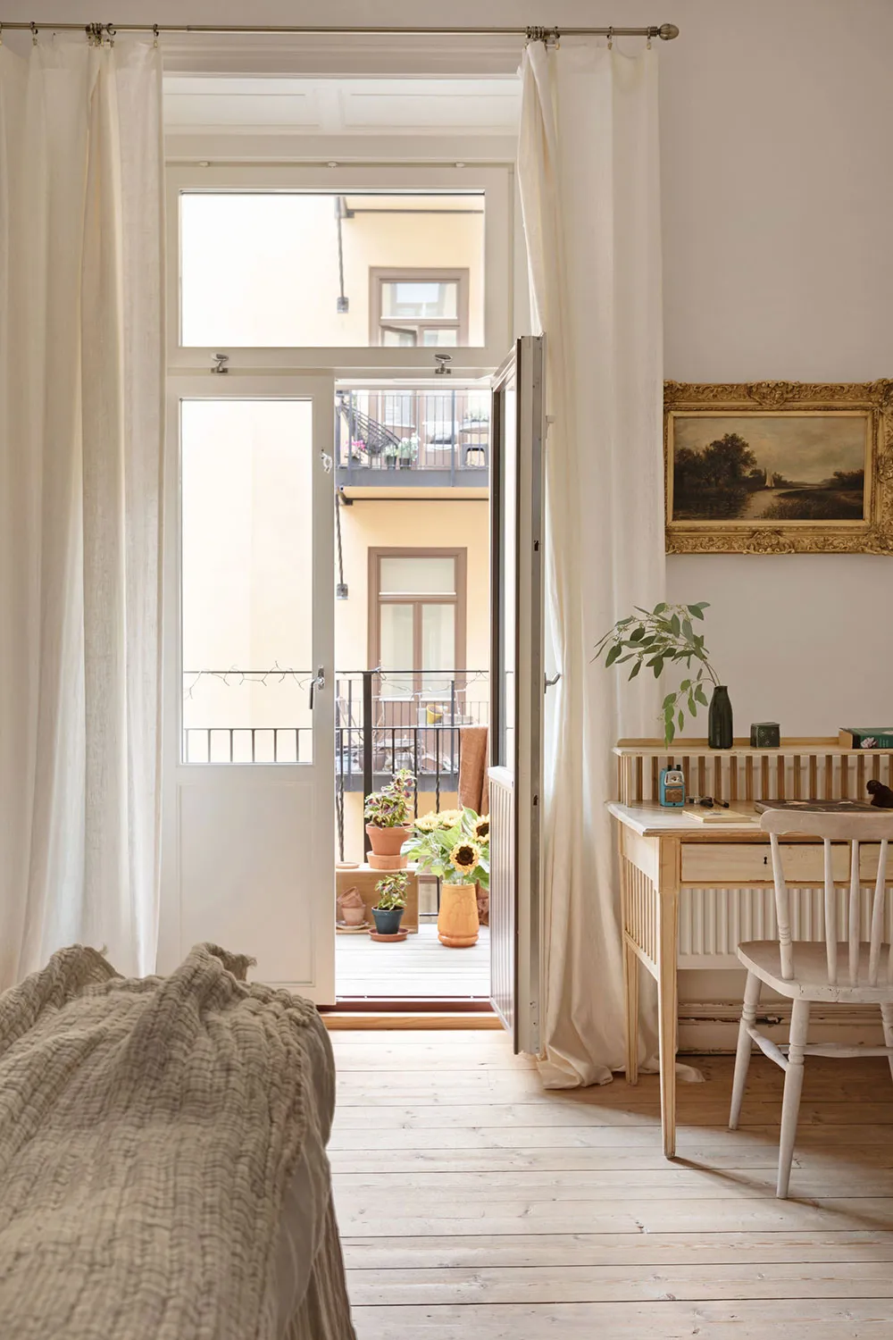 ऊंची छतें, मोल्डिंग्स एवं पुराने ढंग की फर्नीचर: स्टॉकहोम में एक शानदार अपार्टमेंट - Gallery image 25