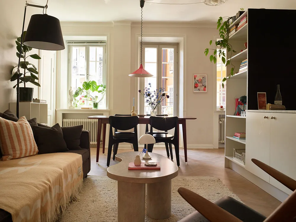 Темна меблі та червоні акценти в дизайні квартири в Стокгольмі (76 кв. м) - Gallery image 6