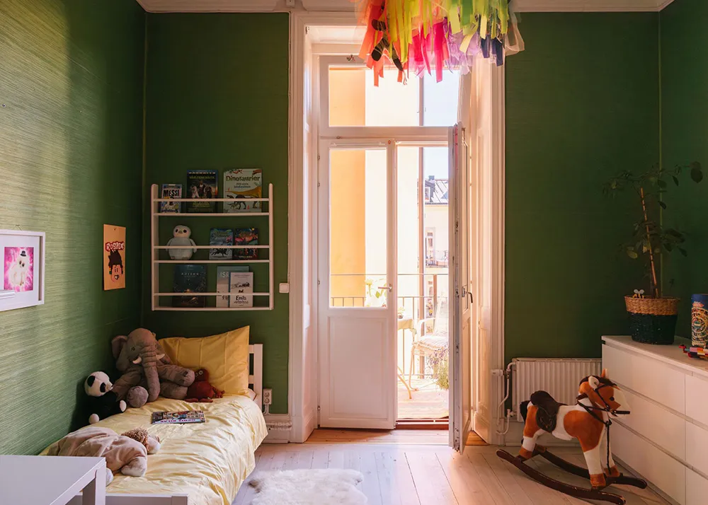 Ефектні стінні панелі та сучасне мистецтво в дизайні квартири в Стокгольмі - Gallery image 26