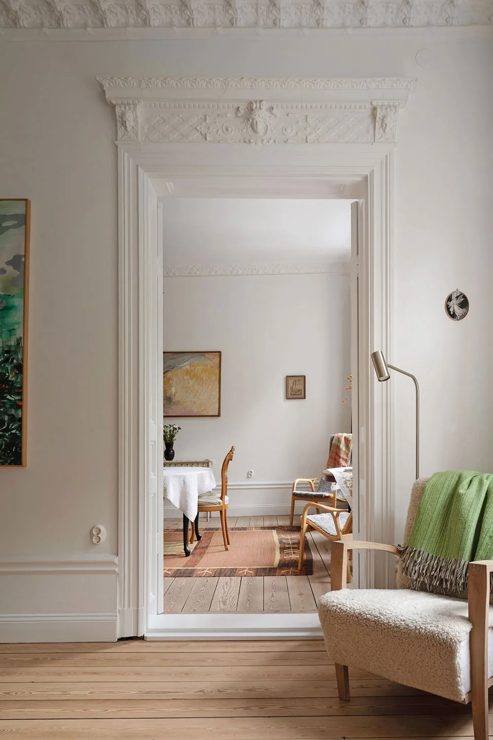 ऊंची छतें, मोल्डिंग्स एवं पुराने ढंग की फर्नीचर: स्टॉकहोम में एक शानदार अपार्टमेंट - Gallery image 1