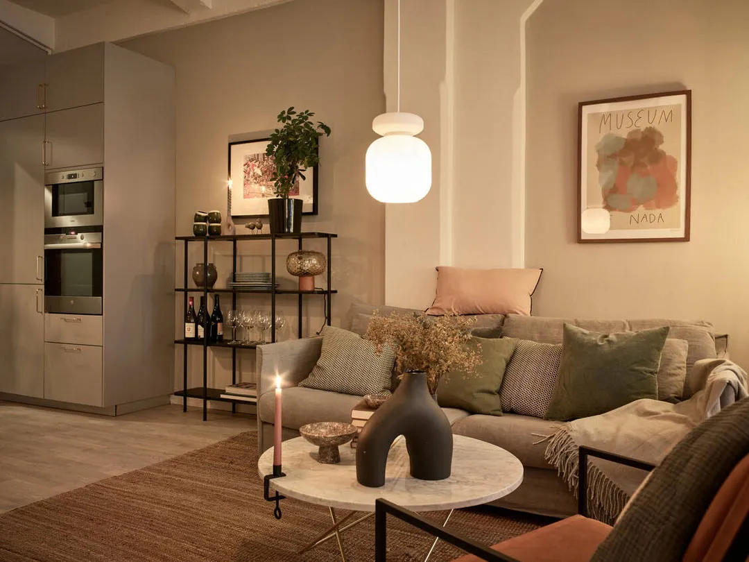 Intérieur scandinave cosy dans une lumière de soirée agréable - Gallery image 5