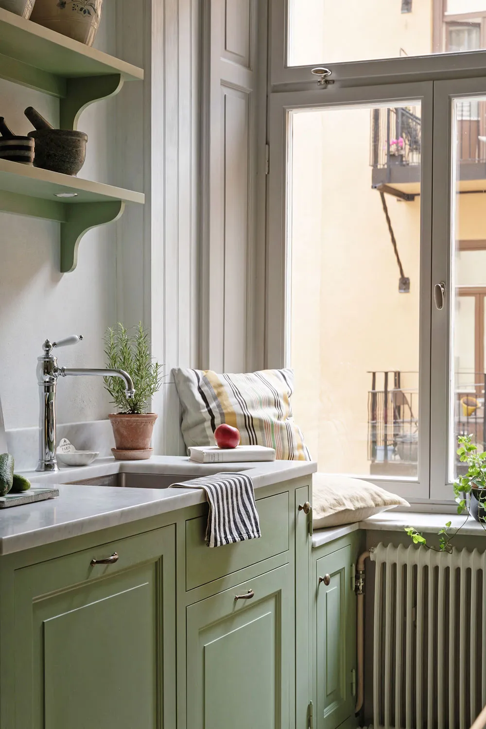 ऊंची छतें, मोल्डिंग्स एवं पुराने ढंग की फर्नीचर: स्टॉकहोम में एक शानदार अपार्टमेंट - Gallery image 19