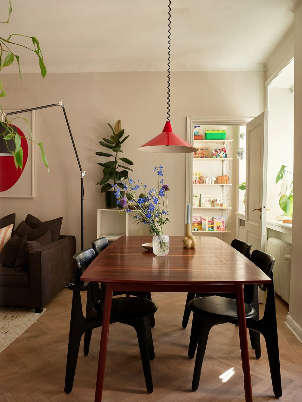 Темна меблі та червоні акценти в дизайні квартири в Стокгольмі (76 кв. м) - Gallery image 3