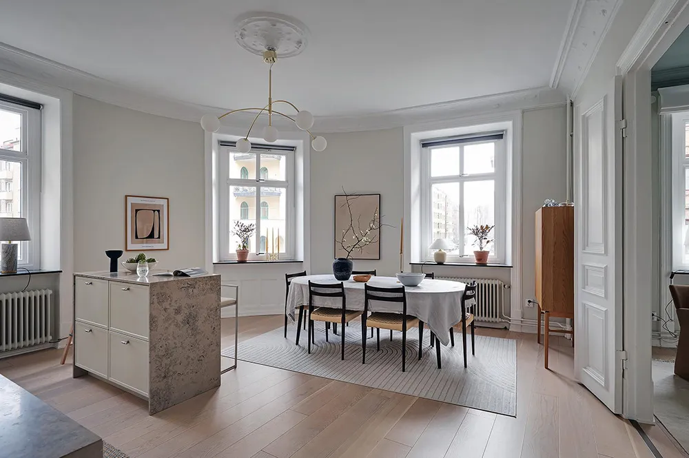 Blauer Decken in Wohnzimmer und stilvolle Details: Ruhiges Interieur in Goteborg (71 qm) - Gallery image 3