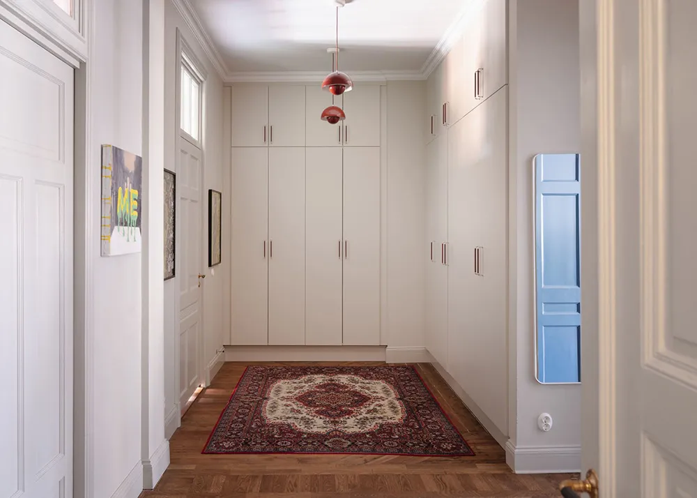 Ефектні стінні панелі та сучасне мистецтво в дизайні квартири в Стокгольмі - Gallery image 25