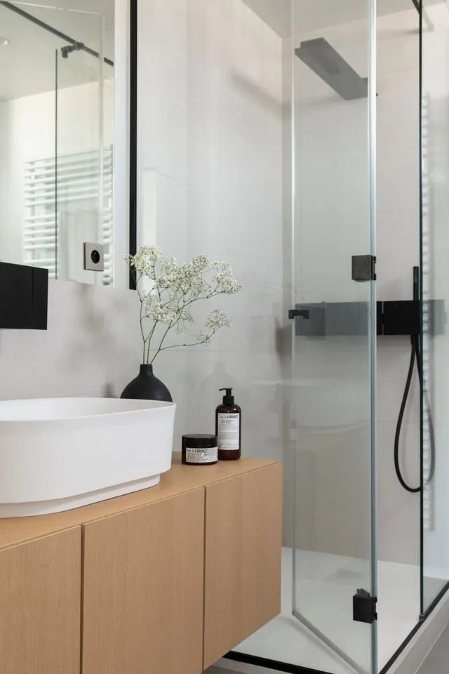 Intérieur moderne strict d'appartement à Paris - Gallery image 18