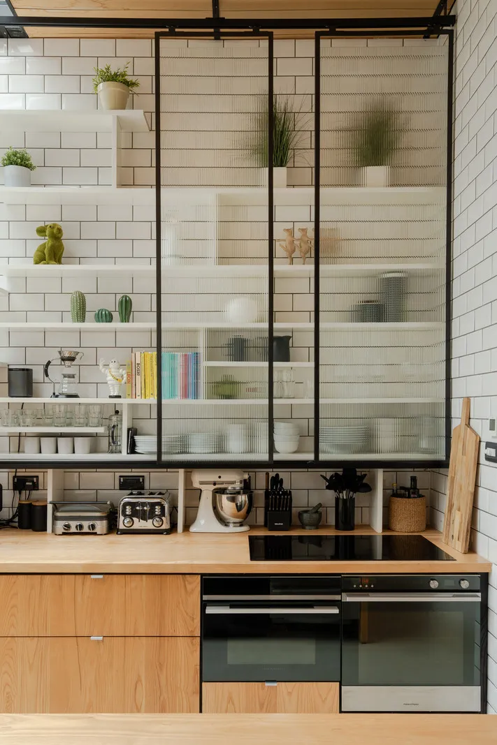 Elemente des Industriestils im Design eines hellen modernen Hauses in England - Gallery image 6