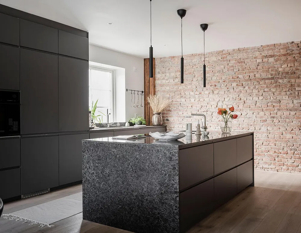 Paredes de ladrillo y cocina para fiestas: una vivienda inusual en Suecia - Gallery image 6
