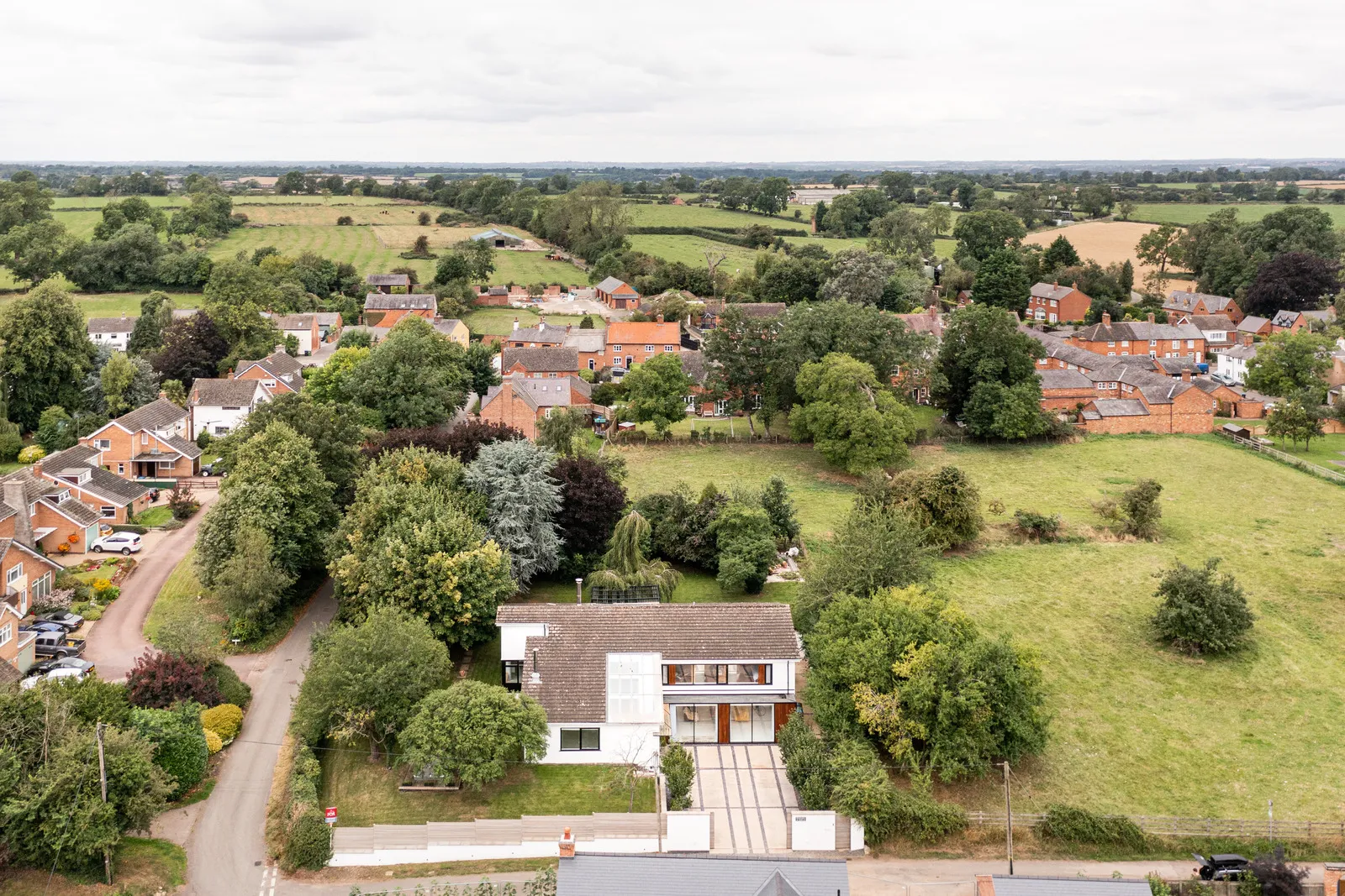 Elemente des Industriestils im Design eines hellen modernen Hauses in England - Gallery image 28