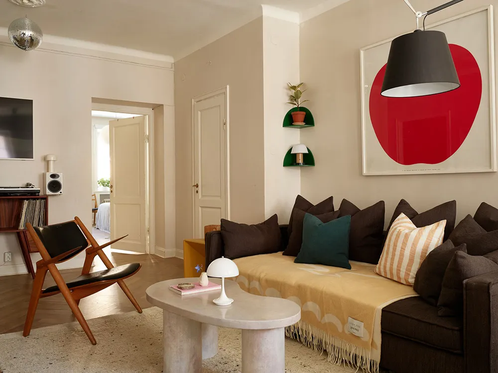 Темна меблі та червоні акценти в дизайні квартири в Стокгольмі (76 кв. м) - Gallery image 13