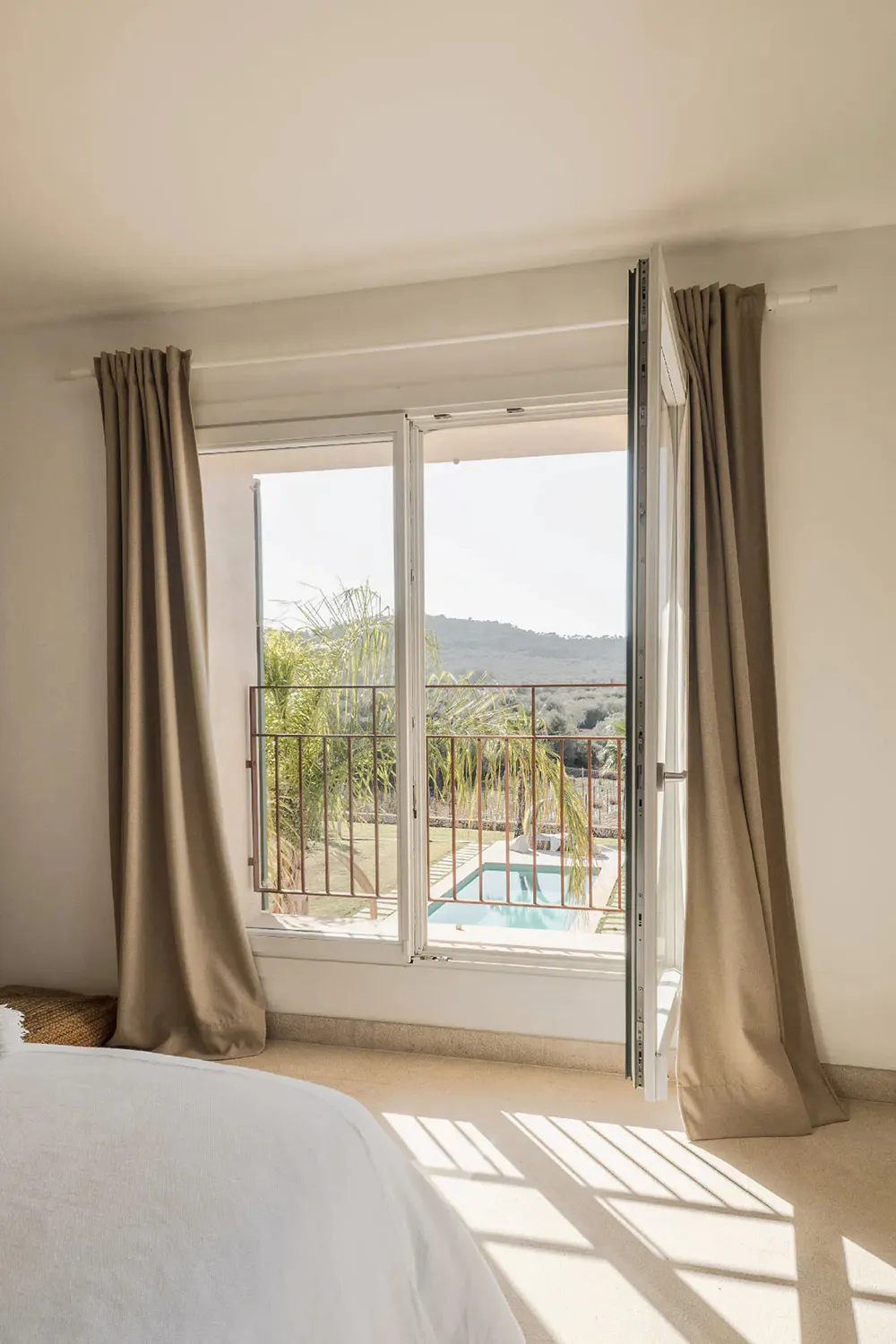 Hermosa villa de piedra en Mallorca con barandales y piscina - Gallery image 18