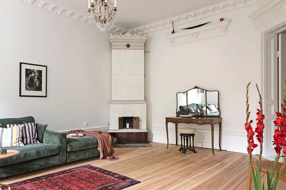 ऊंची छतें, मोल्डिंग्स एवं पुराने ढंग की फर्नीचर: स्टॉकहोम में एक शानदार अपार्टमेंट - Gallery image 13