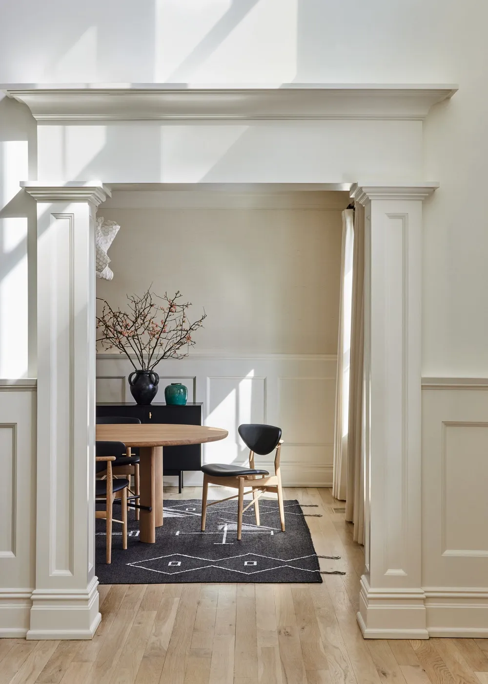 Mélange élégant de noir et blanc : un intérieur beau dans l'État du Connecticut - Gallery image 4