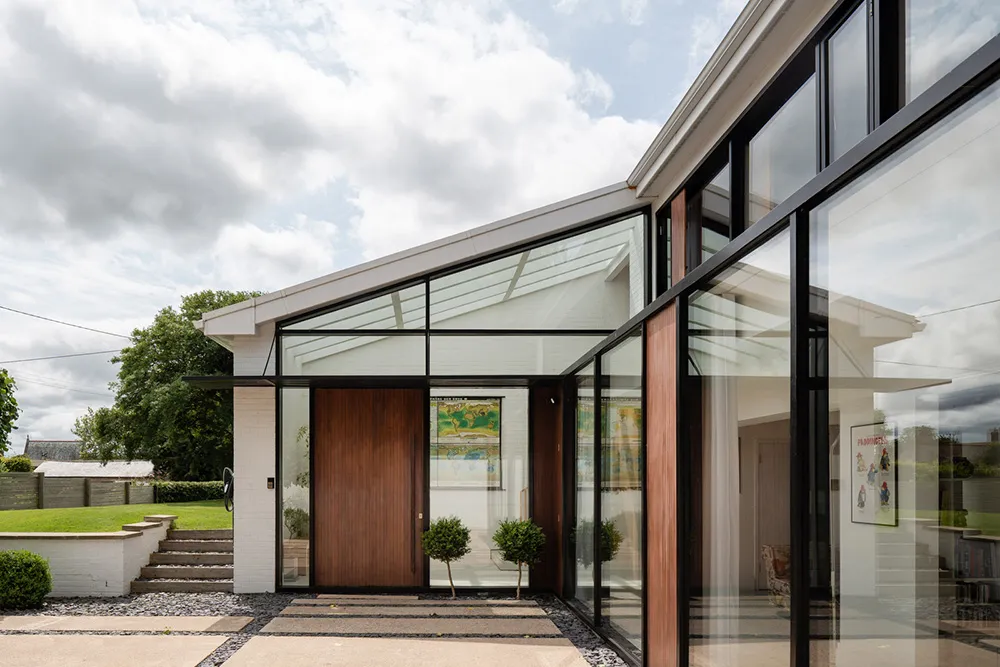 Elemente des Industriestils im Design eines hellen modernen Hauses in England - Gallery image 25