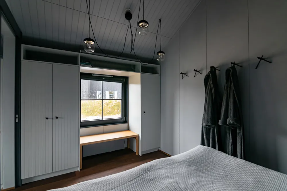 Dark Outside and Inside: Modern Scandinavian Cottage in Nature - Gallery image 10