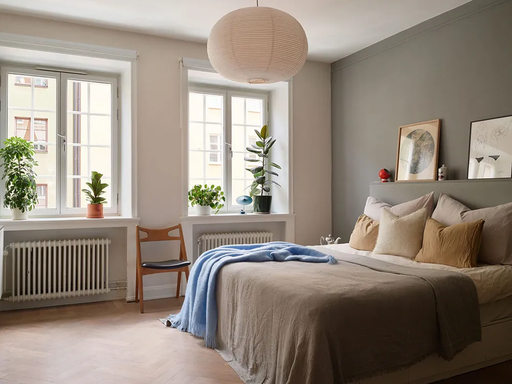 Темна меблі та червоні акценти в дизайні квартири в Стокгольмі (76 кв. м) - Gallery image 16