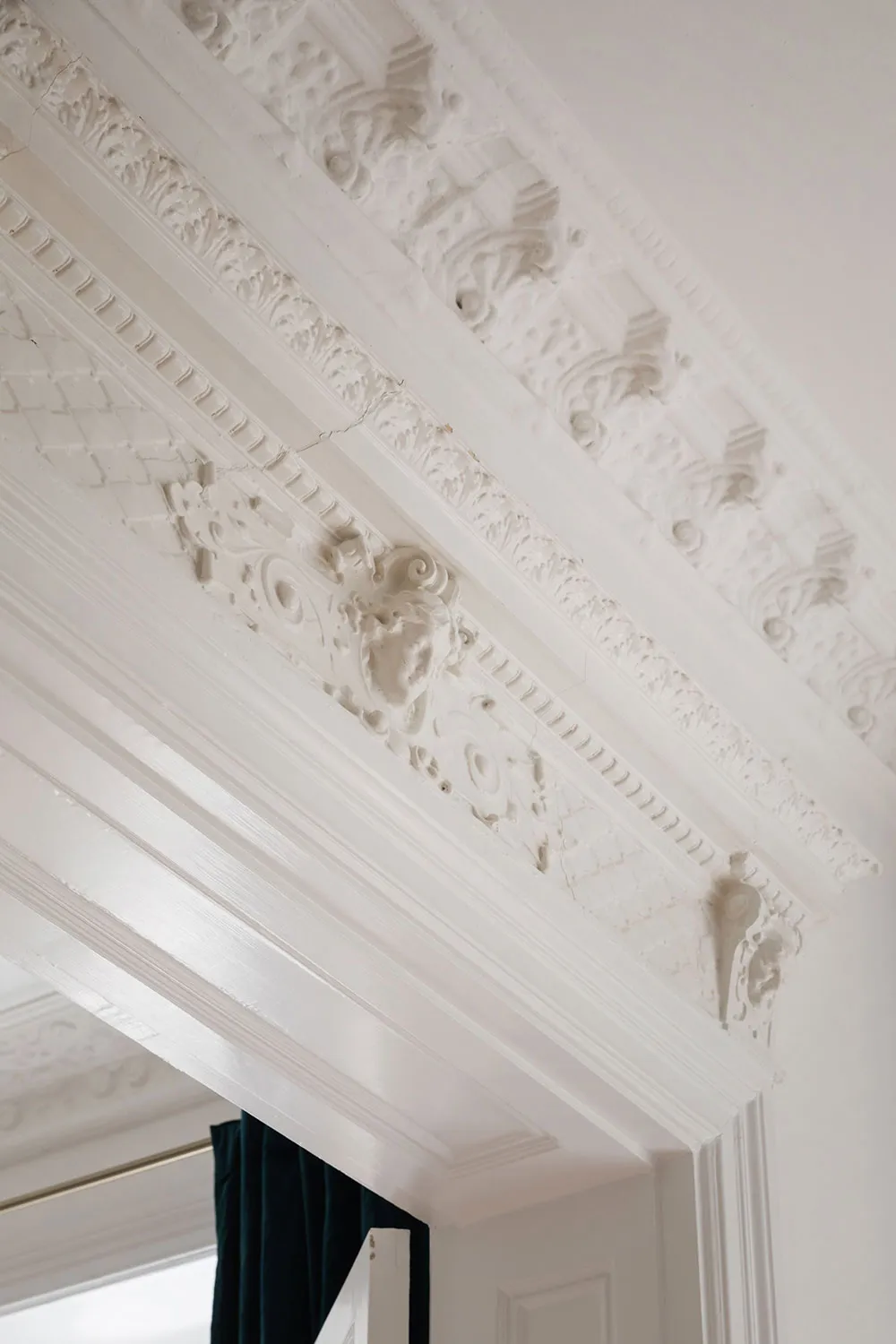 ऊंची छतें, मोल्डिंग्स एवं पुराने ढंग की फर्नीचर: स्टॉकहोम में एक शानदार अपार्टमेंट - Gallery image 7