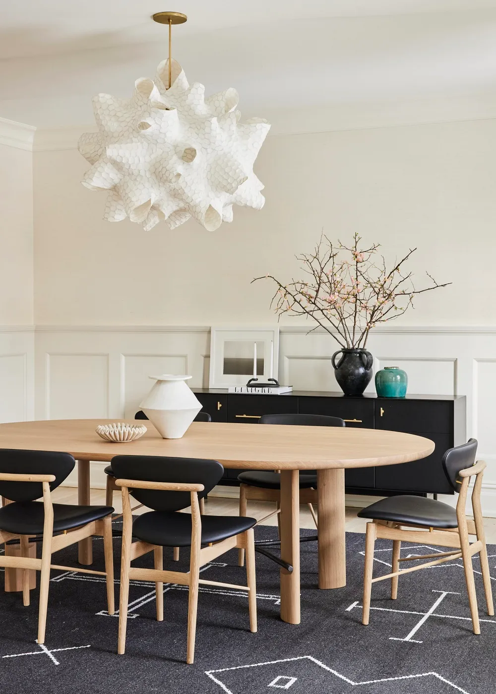 Mélange élégant de noir et blanc : un intérieur beau dans l'État du Connecticut - Gallery image 2