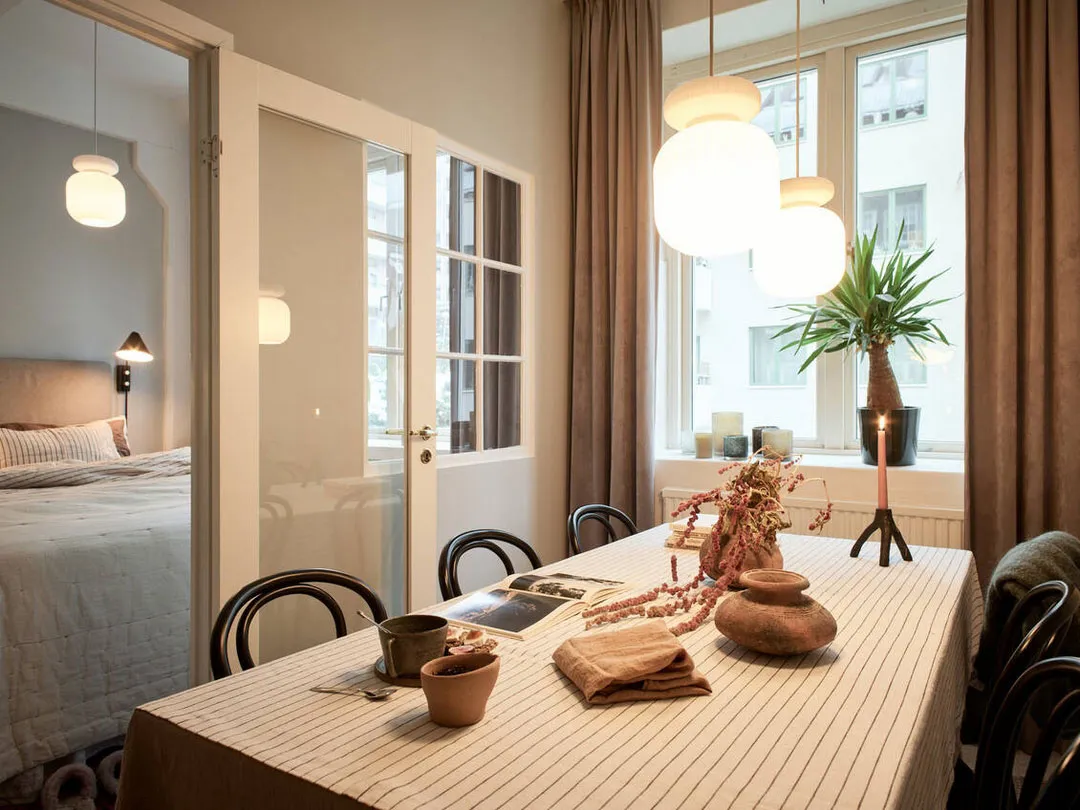 Intérieur scandinave cosy dans une lumière de soirée agréable - Gallery image 14