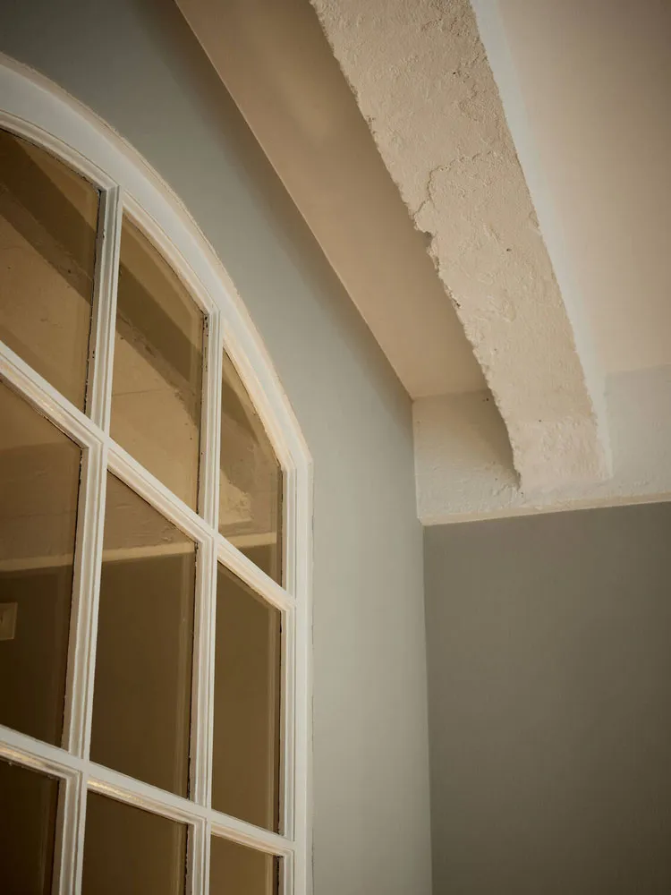 Intérieur scandinave cosy dans une lumière de soirée agréable - Gallery image 17