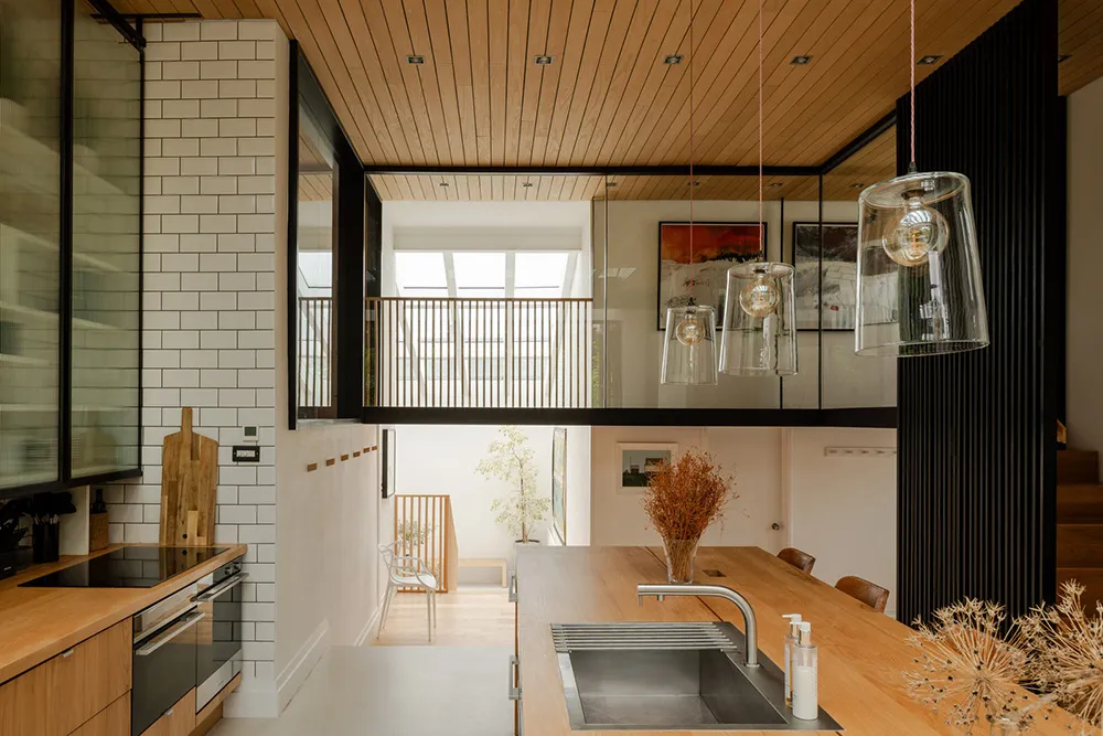 Elemente des Industriestils im Design eines hellen modernen Hauses in England - Gallery image 11